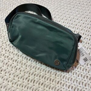 lululemon medium forest/dark forest everywhere belt bag